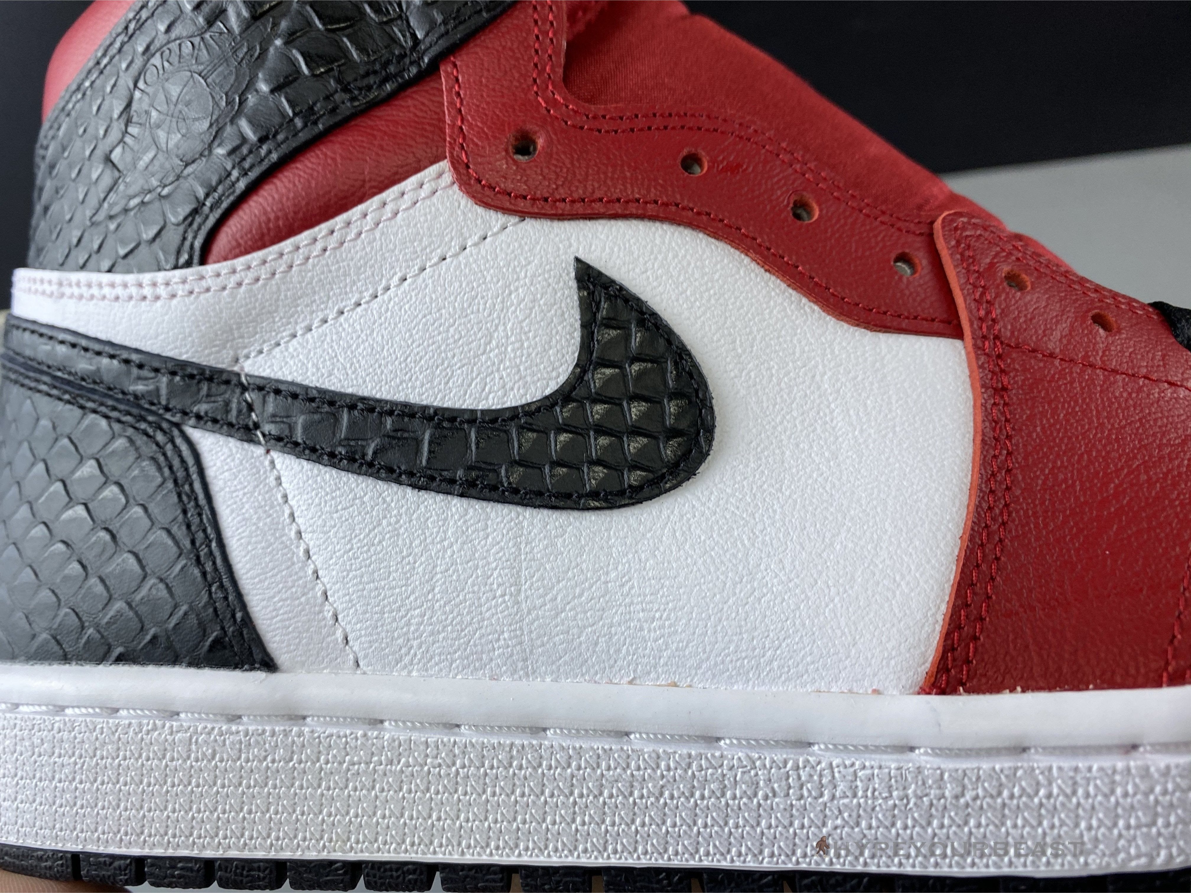 Air Jordan 1 Retro High Snake Chicago Satin